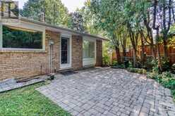 38 ROBINHOOD Drive Dundas