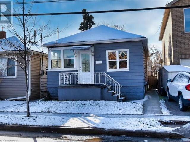 32 VANSITMART Avenue Hamilton Ontario