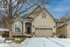 35 SWEETMAN Drive Dundas