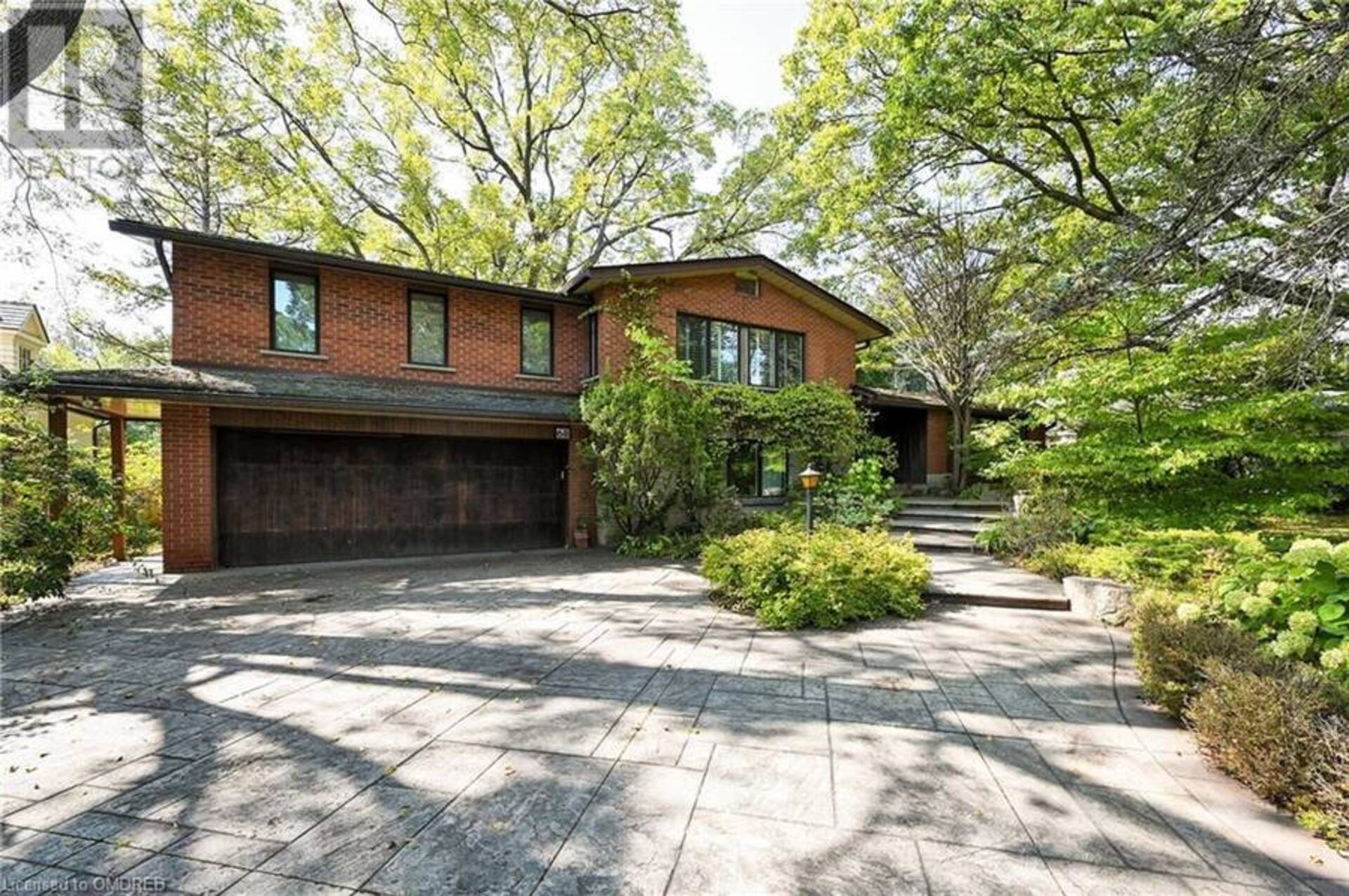 68 BARRINGHAM Drive Oakville