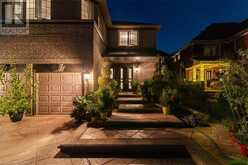 527 RAVINEVIEW Way Oakville