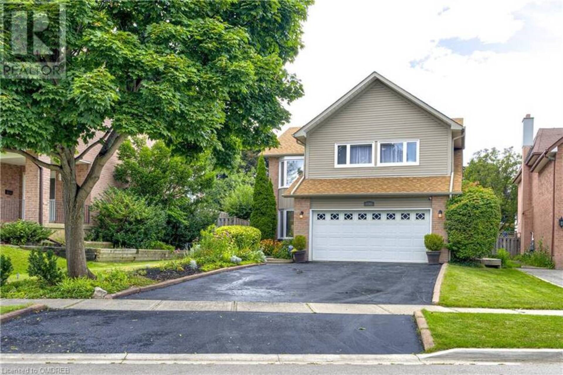 1095 QUEENS Avenue Oakville