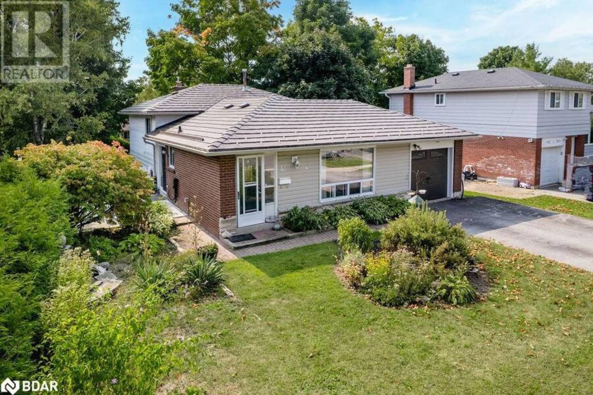 33 ROSLYN Road Barrie