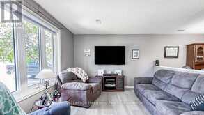 4 DUCHARME CRESCENT Bluewater