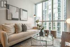 802 - 1 YORKVILLE AVENUE Toronto 