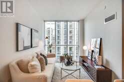 802 - 1 YORKVILLE AVENUE Toronto 