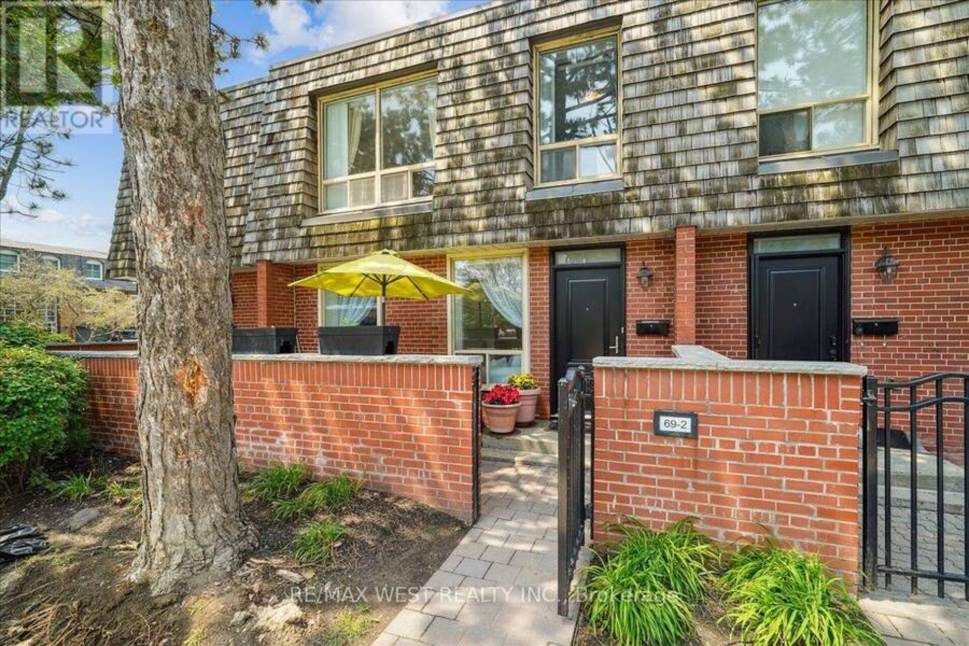 2 - 69 UPPER CANADA DRIVE Toronto 