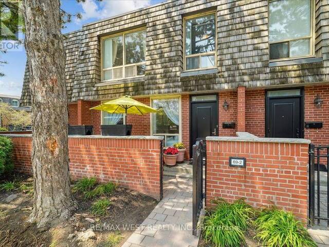 2 - 69 UPPER CANADA DRIVE Toronto  Ontario