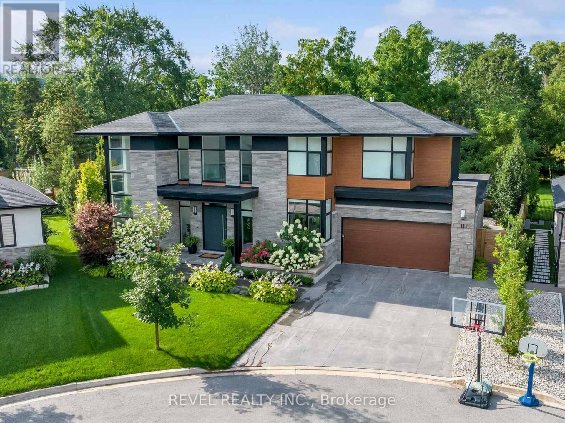 11 WOODBOURNE COURT Niagara-on-the-Lake