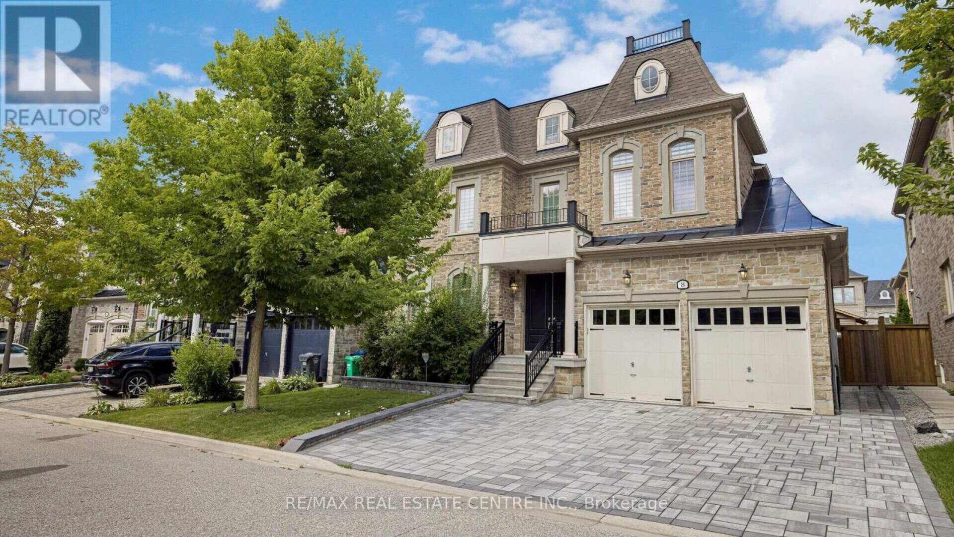 8 COACH HOUSE COURT Brampton