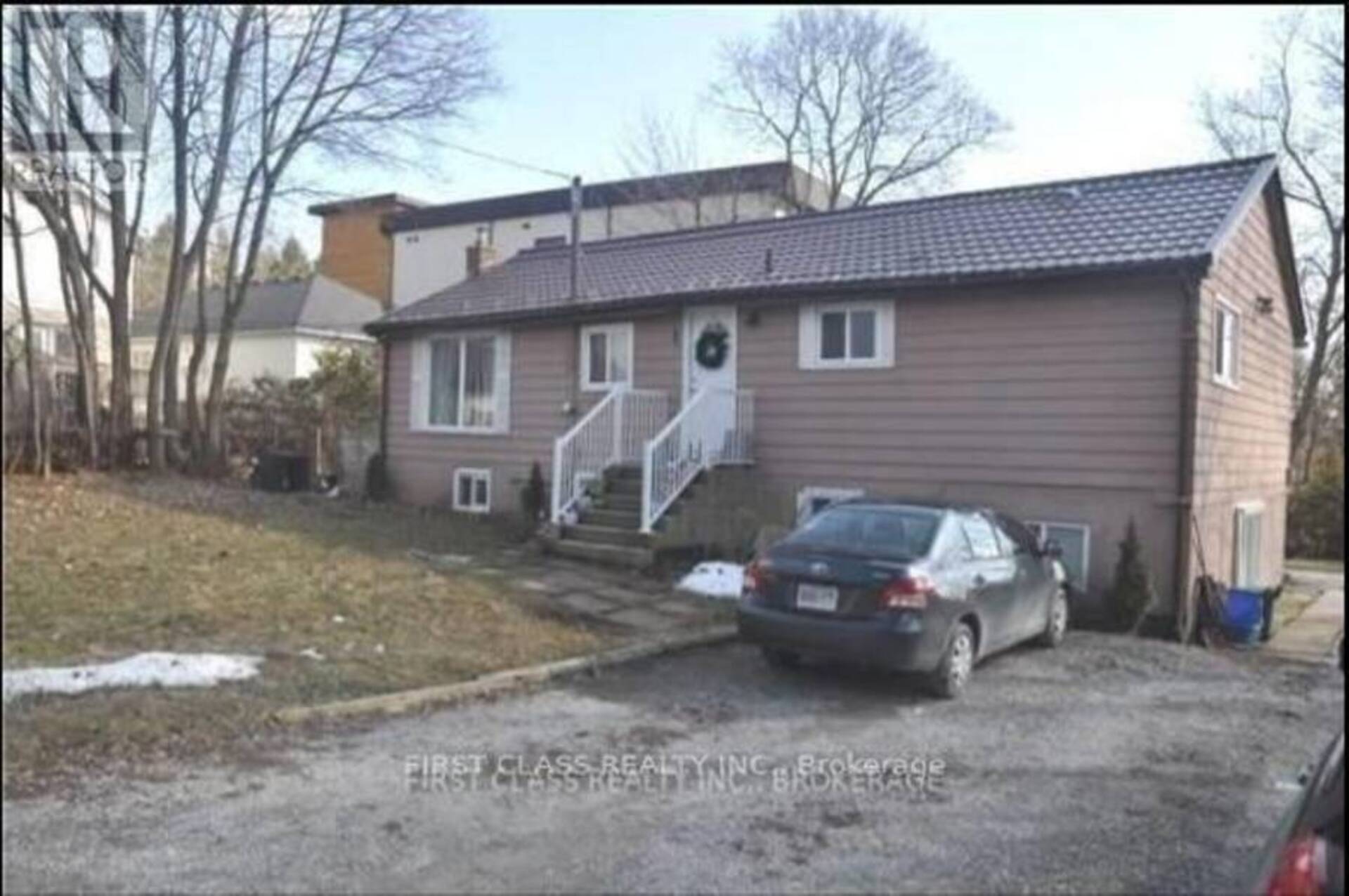 UNIT B - 1 LAKESIDE CRES AVENUE Richmond Hill 