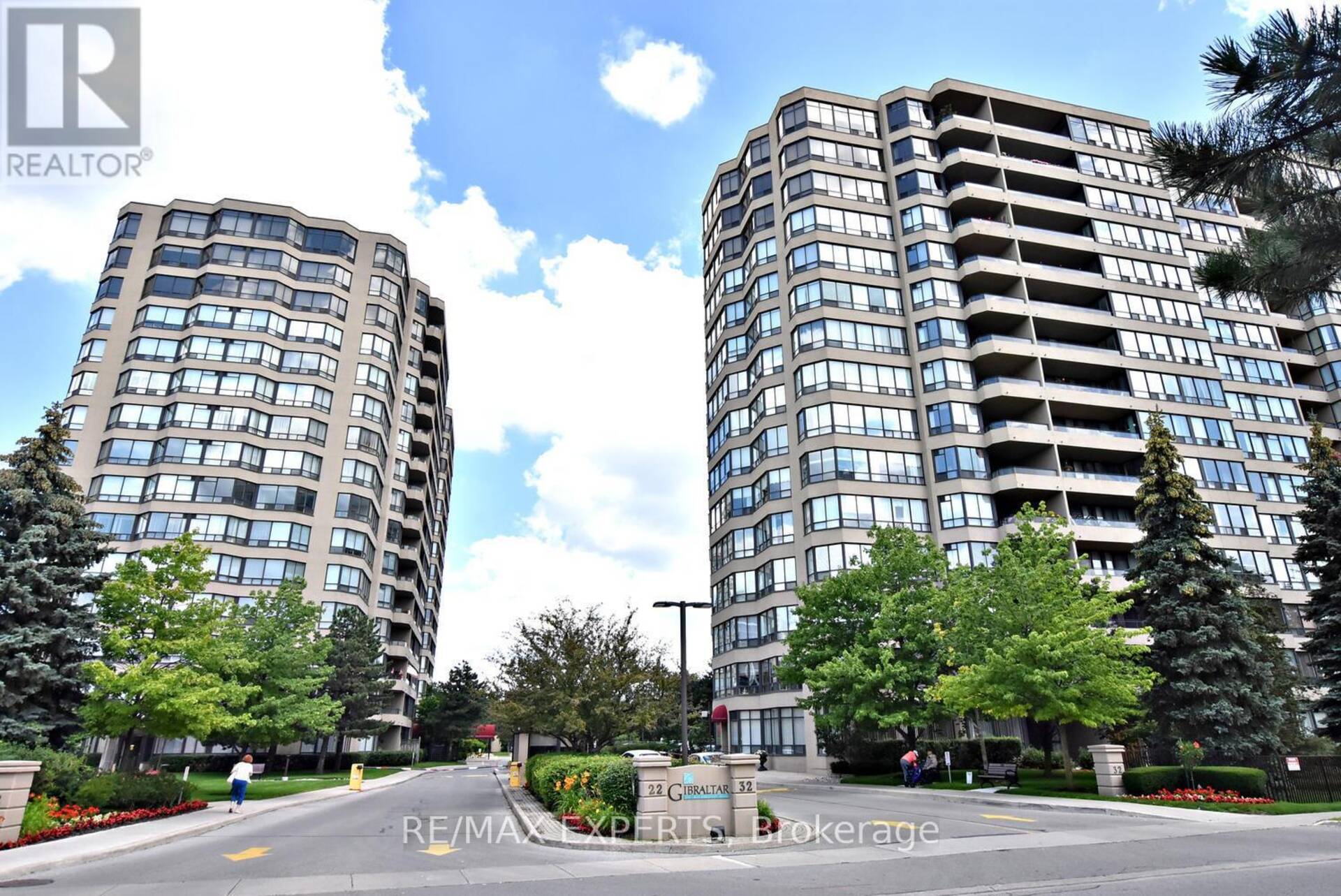 327 - 32 CLARISSA DRIVE Richmond Hill 