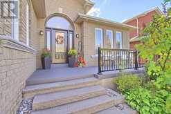 28 TAYLOR COURT Bradford/West Gwillimbury 