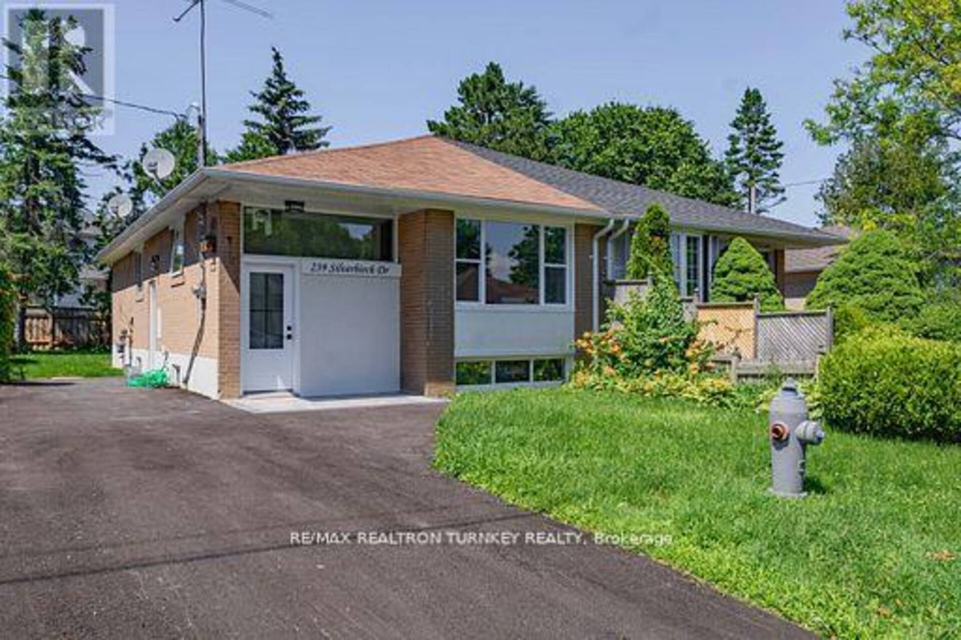 UPPER - 239 SILVERBIRCH DRIVE Newmarket 