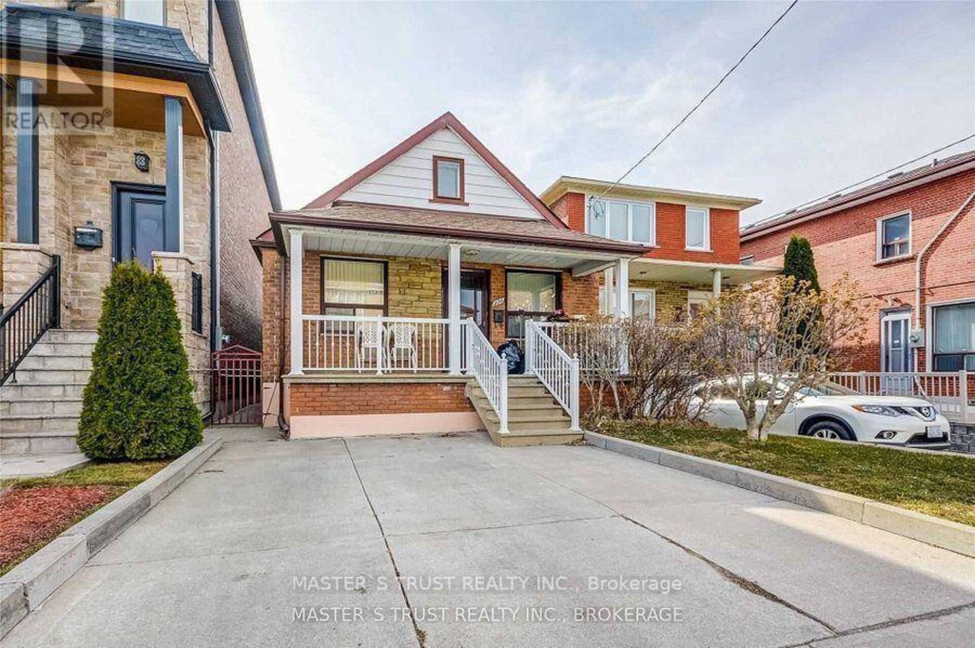 226 CHAMBERS AVENUE Toronto 