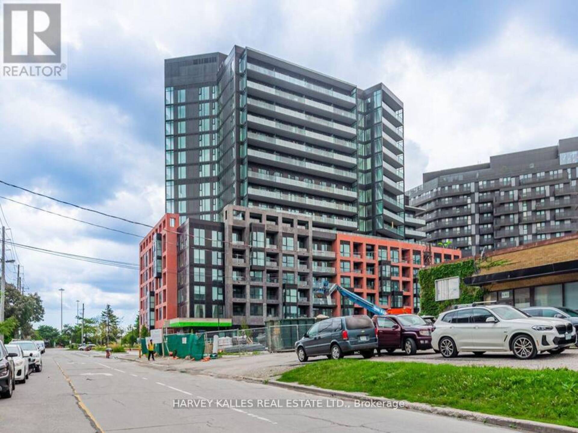 916 - 8 TIPPETT ROAD Toronto