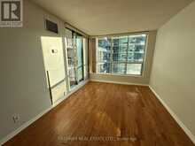 620 - 230 QUEEN QUAY W Toronto