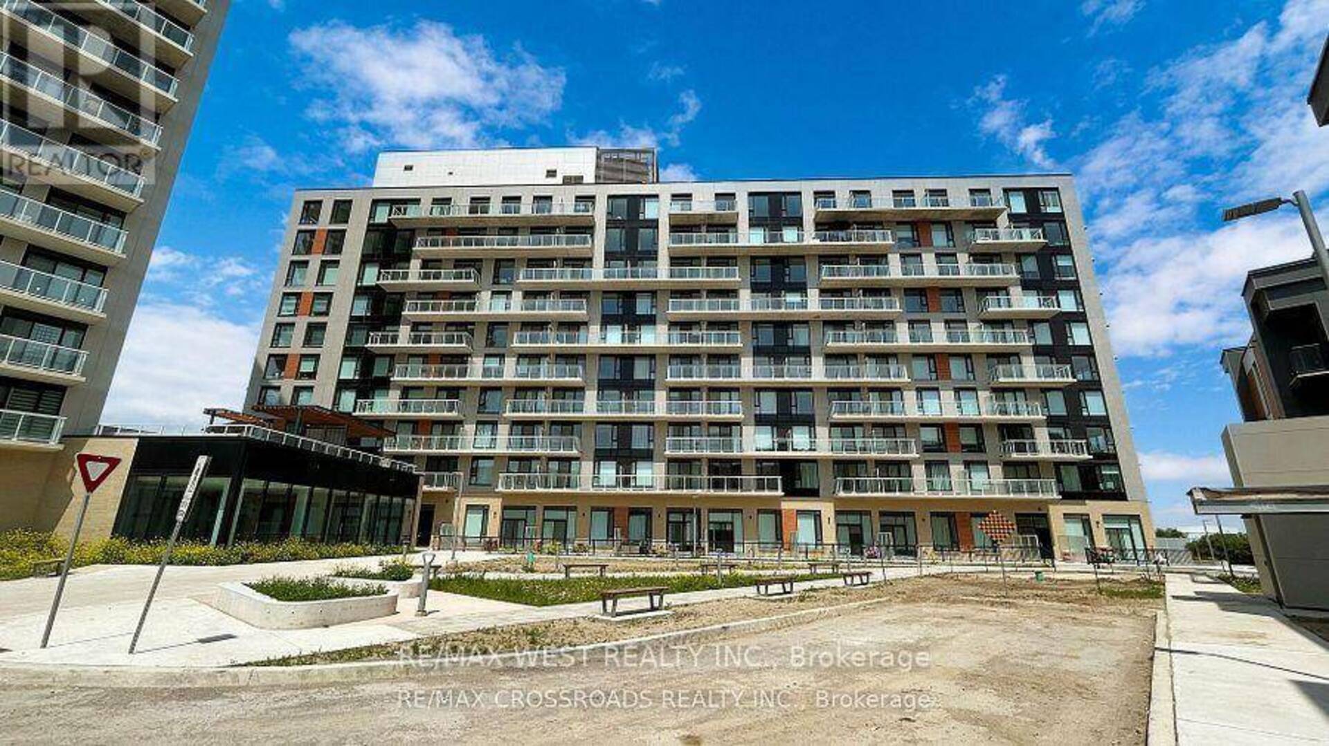 215 - 6 DAVID EYER ROAD Richmond Hill