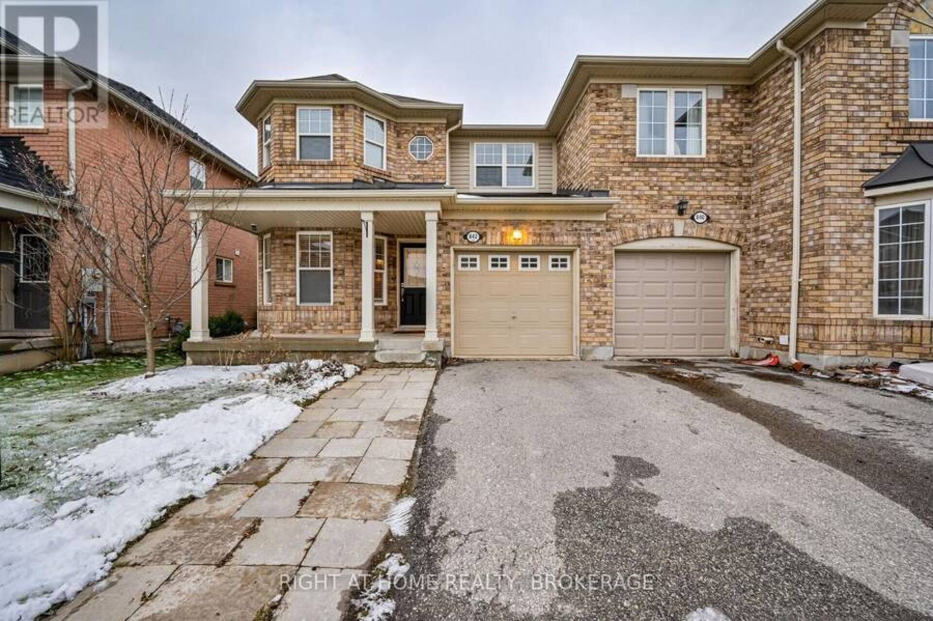 842 LUXTON DRIVE Milton