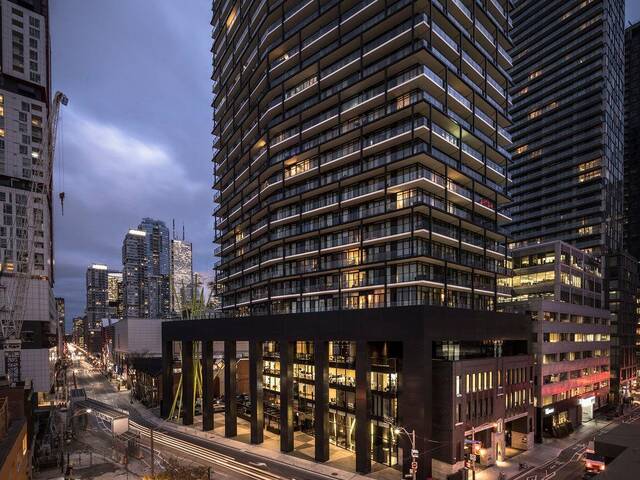 1813 - 125 PETER STREET Toronto Ontario