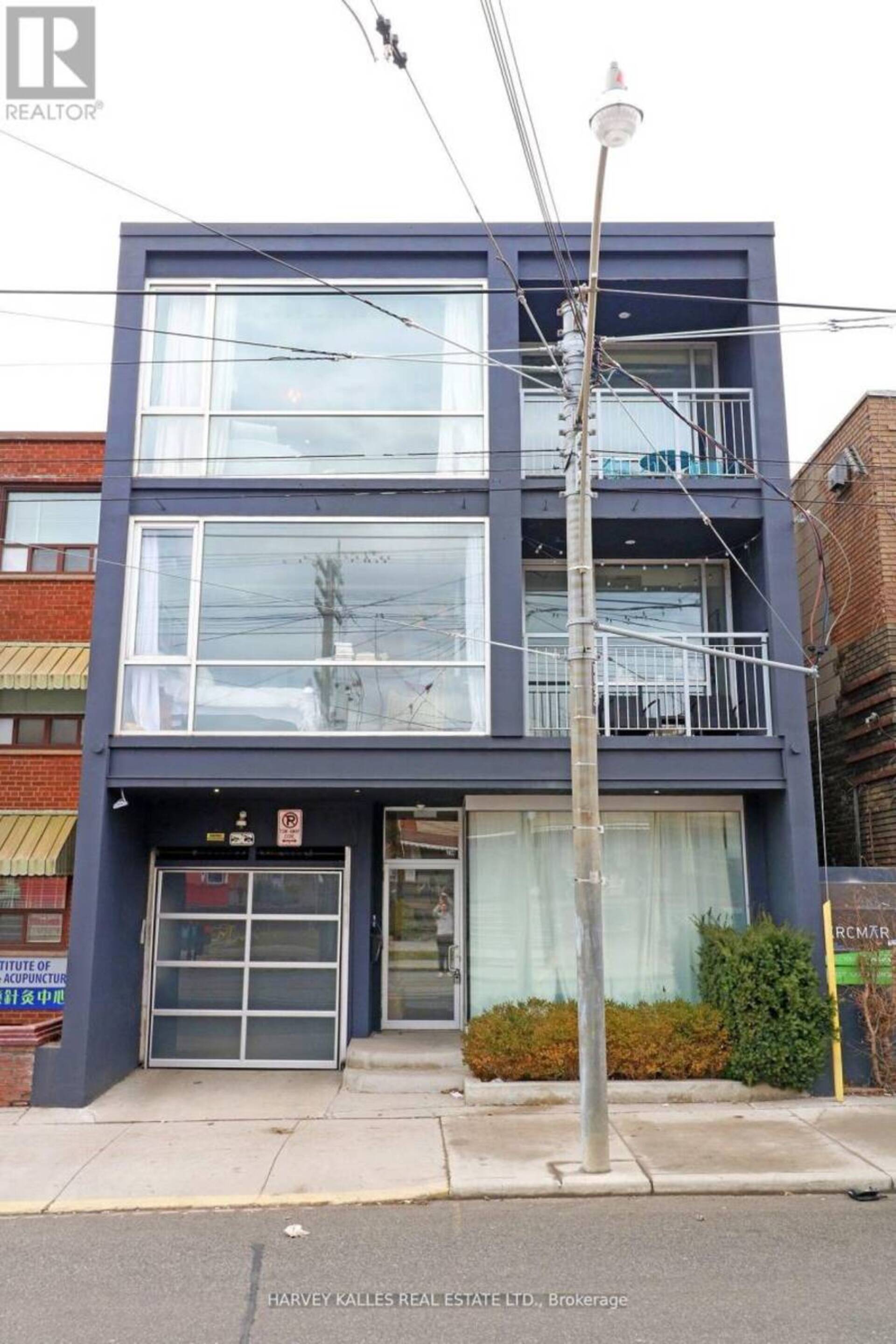 1B - 214 BATHURST STREET Toronto