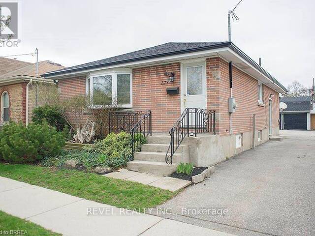 LOWER - 225 CHATHAM STREET Brantford Ontario