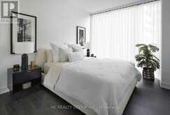 220 - 30 INN ON THE PARK DRIVE Toronto