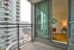 820 - 230 QUEENS QUAY W Toronto