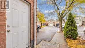 8 HUMMINGBIRD COURT Brampton