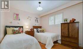 10 LEIGHTON COURT Toronto