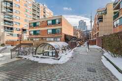 527 - 73 MCCAUL STREET Toronto