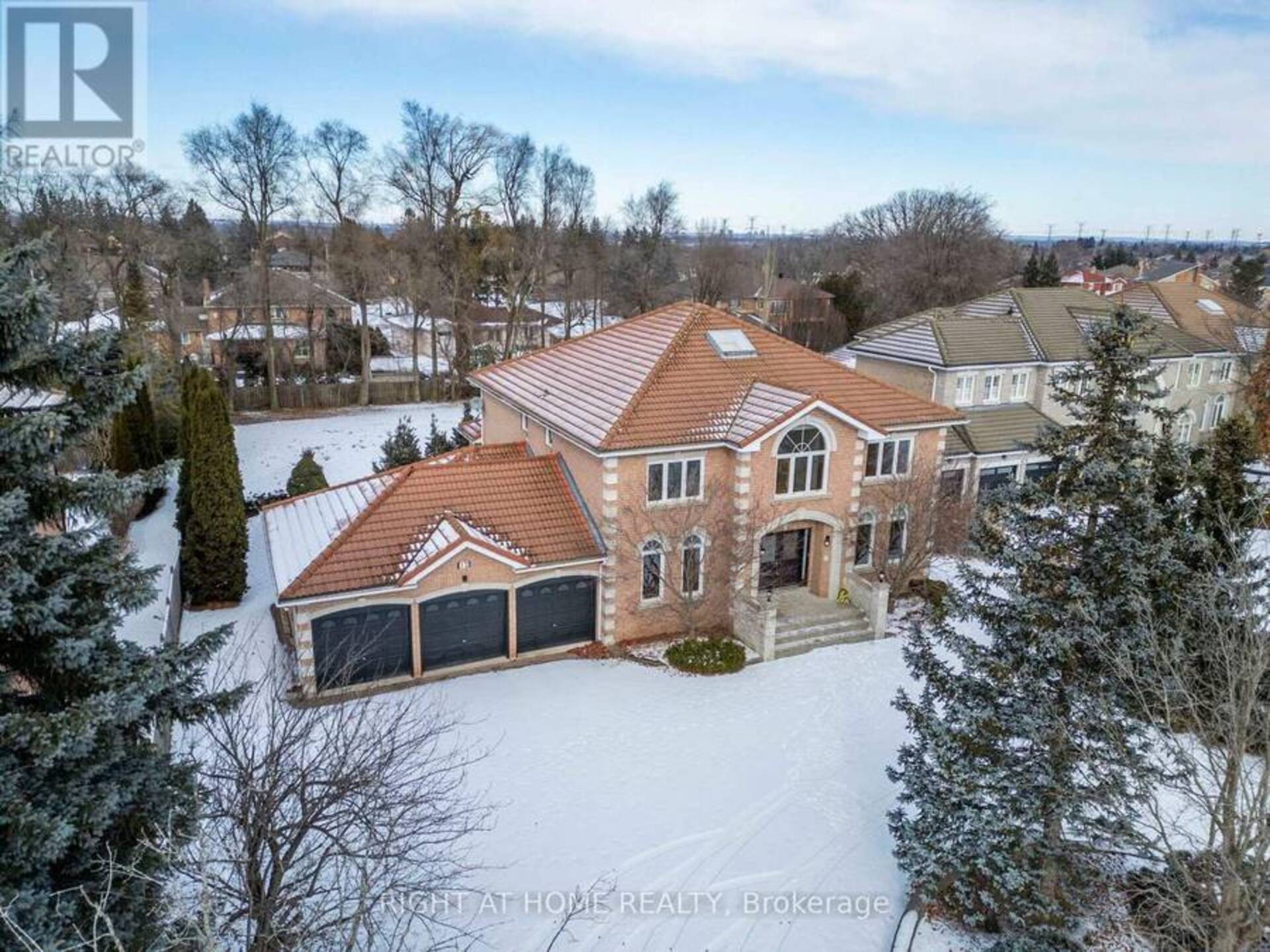 12 REGAL COURT Markham