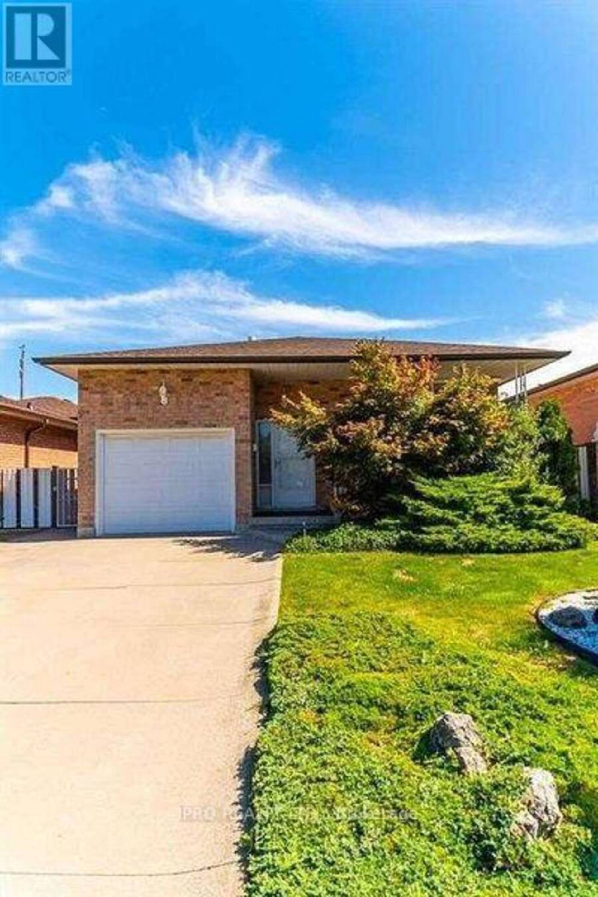 -UPPER - 7 CAPRI CRESCENT Hamilton