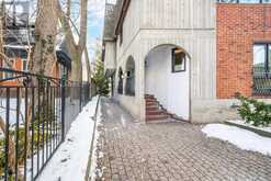 8 - 31 WALMER ROAD Toronto