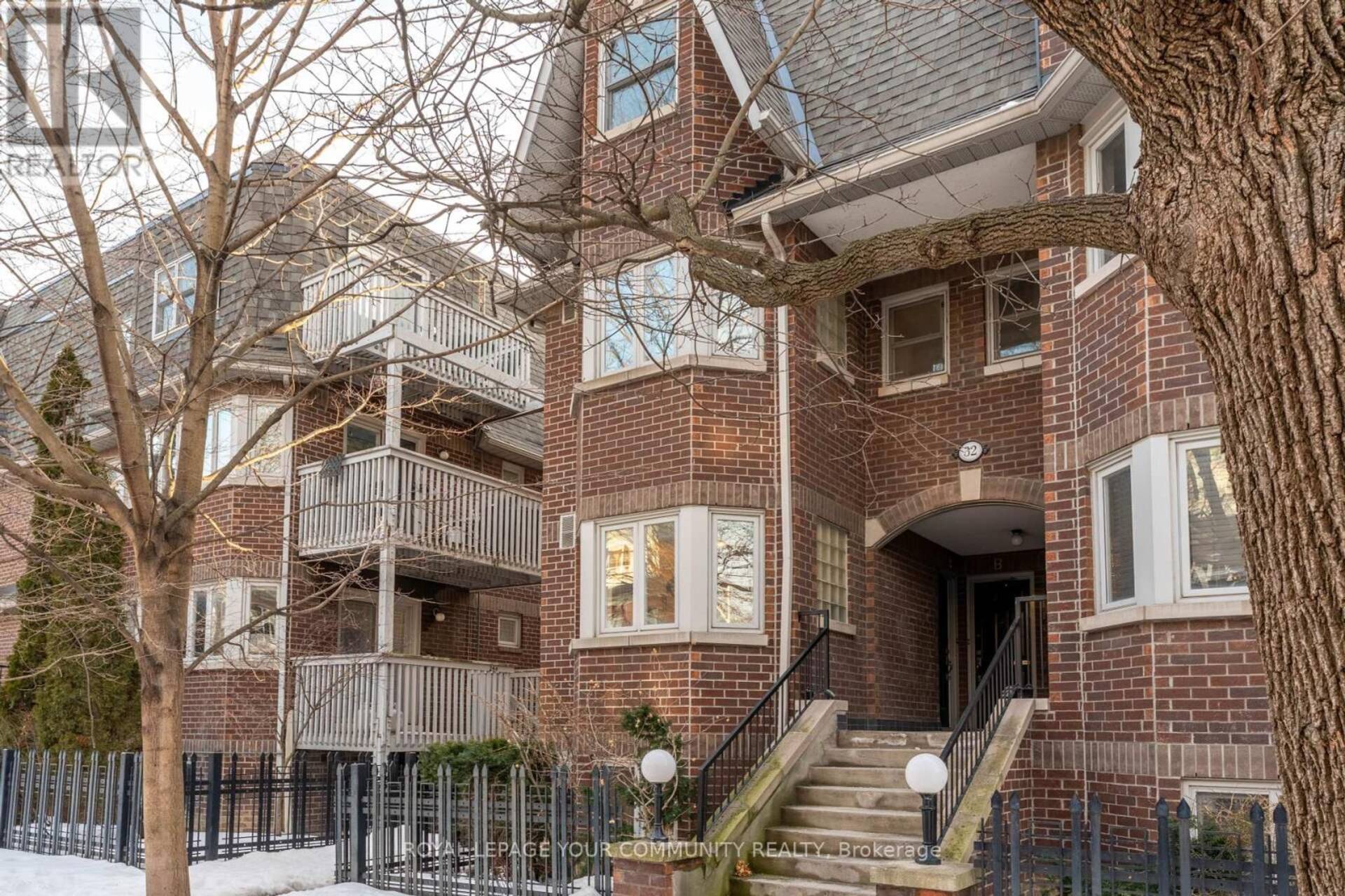 32 A MASSEY STREET E Toronto