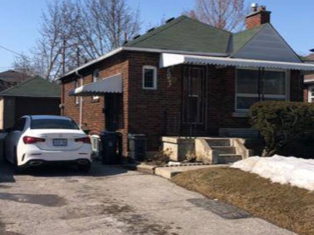 36 MANDERLEY DRIVE Toronto Ontario