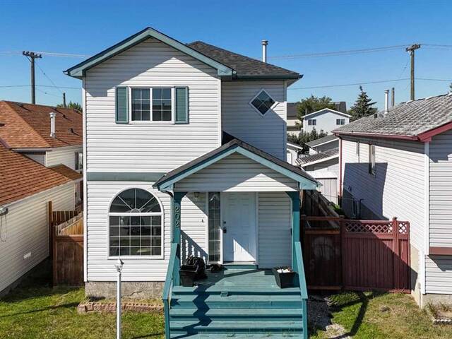 202 Saratoga Close NE Calgary