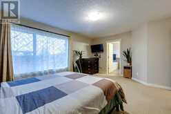 136 Cougartown Close SW Calgary