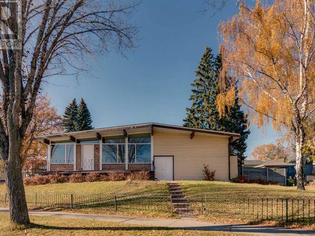 3903 Charleswood Drive NW Calgary