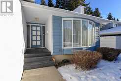 6718 Larch Court SW Calgary