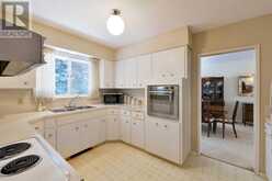 6718 Larch Court SW Calgary