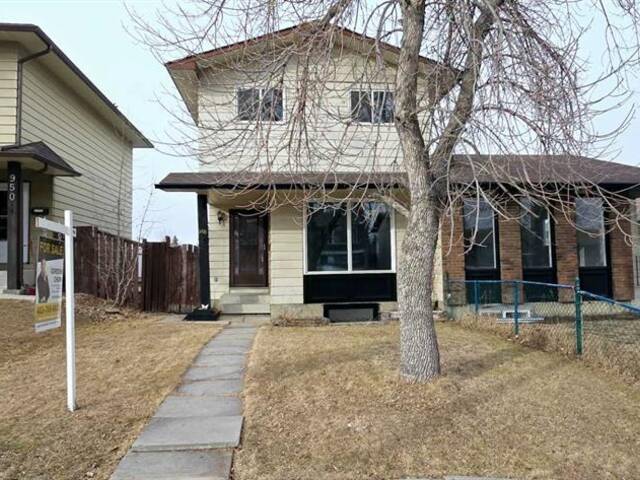 948 Berkley Drive NW Calgary